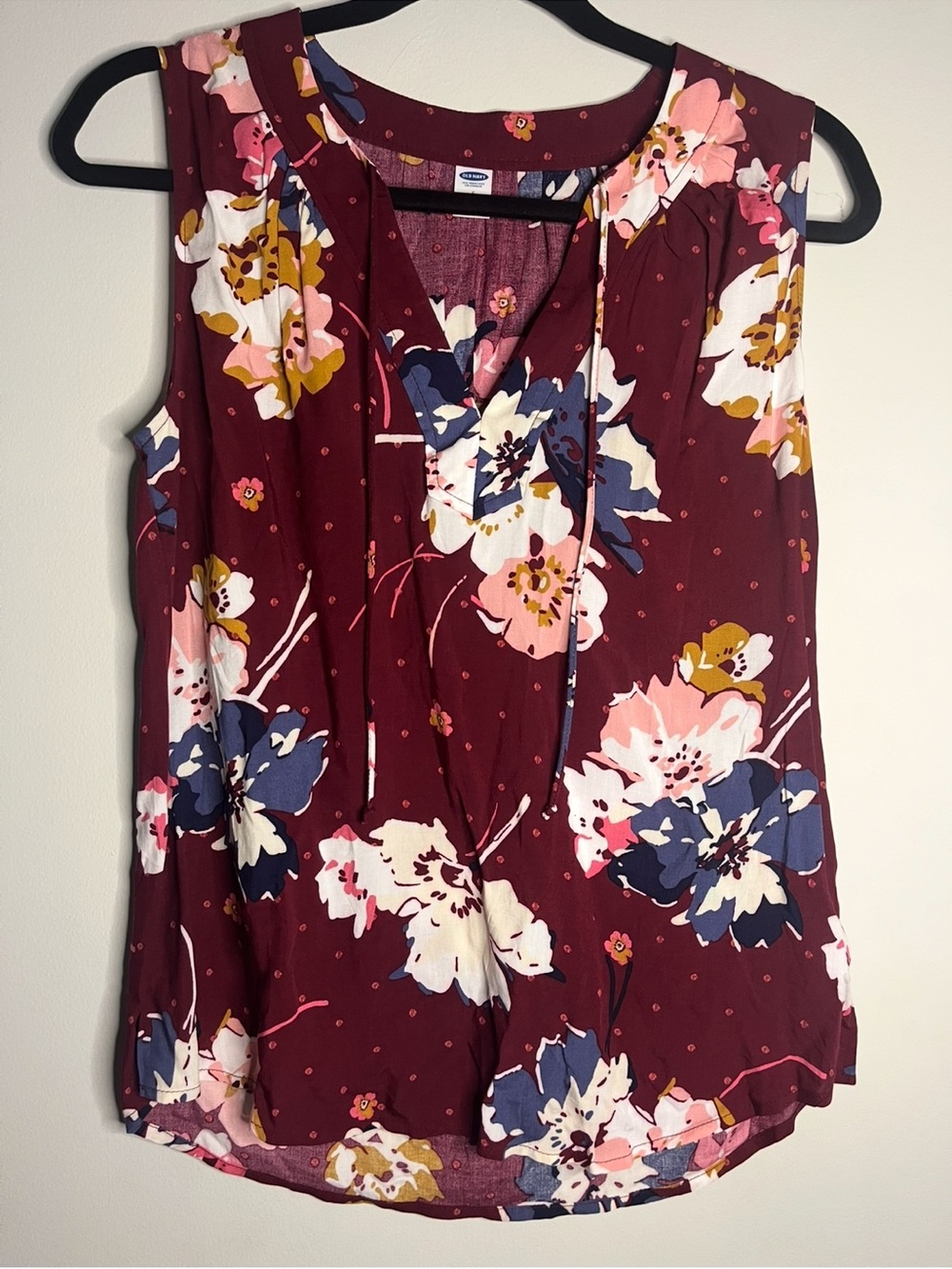 Old navy  Sleeveless Floral V-Neck Top in Burgundy – Lightweight Women's Blouse